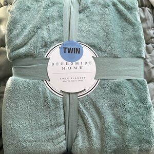 🌀 🌿 Berkshire Home Loftmink Faux Fur Blanket – Twin Size (60” x 90”) 🌿 🌀
